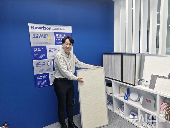 [부산=뉴시스] 백재현 기자 = 이승욱 뉴라이즌 대표가 1일 수영구 수영로 사무실에서 전세계에서 유일하게 생산하고 있는 50나노미터 소재를 적용한 자사의 필터에 대해 설명하고 있다. 2026.07.03. itbrian@newsis.com