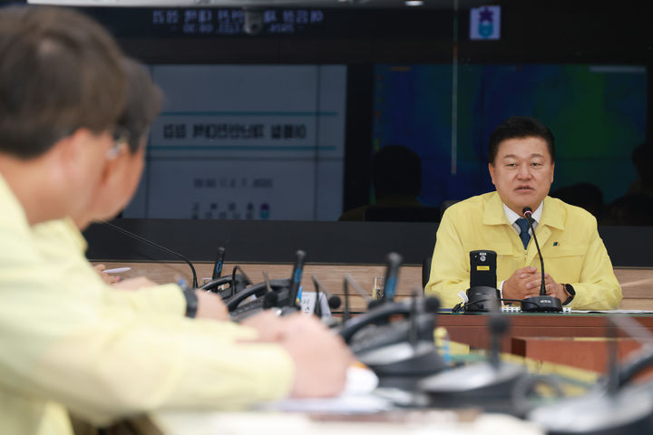 [청주=뉴시스] 신용한 충북지사가 3일 도청 재난종합상황실에서 여름철 재난대책을 점검하고 있다. (사진=충북도 제공) 2026.07.03. photo@newsis.com *재판매 및 DB 금지