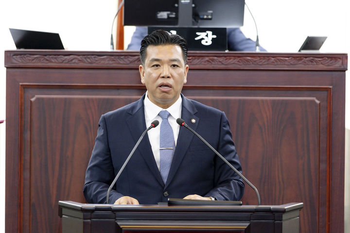 [화성=뉴시스] 이계철 제10대 화성시의회 전반기 의장이 2일 제252회 임시회 제1차 본회의에서 당선 인사를 하고 있다. (사진=화성시의회 제공) 2026.07.03. photo@newsis.com *재판매 및 DB 금지
