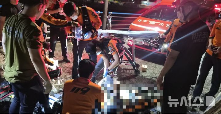 [제주=뉴시스] 2일 오후 제주시 도두동 소재 테트라포드에서 낚시객이 추락해 소방당국이 구조에 나서고 있다. (사진=제주소방안전본부 제공) 2026.07.03. photo@newsis.com
