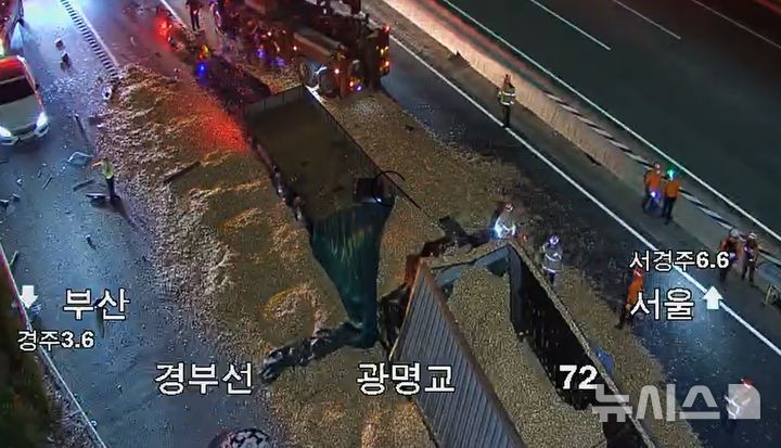 [경주=뉴시스] 경주시 광명동 경부고속도로 교통 사고 현장(사진=경북소방본부 제공) 2026.7.3.photo@newsis.com 