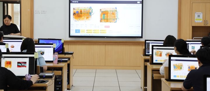 [대전=뉴시스] 신규 X-ray 판독 및 탐지조사 전문경력관들이 관세국경인재개발원에서 전산 프로그램(CBT)을 이용한 판독훈련을 하고 있다.(사진=관세청 제공) *재판매 및 DB 금지