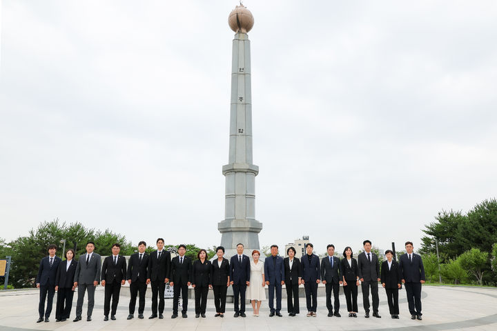 [안산=뉴시스] 제10대 경기 안산시의회 의원들이 10일 현충탑을 찾아 헌화·분향한 후 기념촬영을 하고 있다. (사진=안산시의회 제공) 2026.07.03. photo@newsis.com *재판매 및 DB 금지