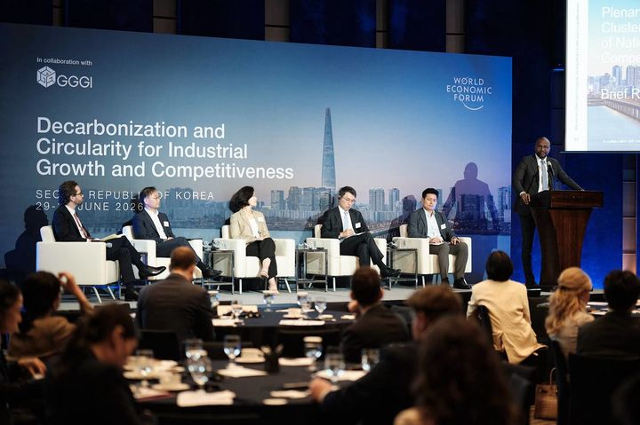 [서울=뉴시스] 지난달 29일 서울 중구 웨스틴조선 호텔에서 열린 세계경제포럼(WEF) 산업경쟁력을 위한 탈탄소·순환성 포럼 '국가경쟁력을 견인하는 산업 클러스터' 세션에 김구회 고려아연 ESG경영팀 담당(패널 좌석 왼쪽 네번째)이 패널로 참석했다. (사진=고려아연 제공) 2026.07.03 photo@newsis.com *재판매 및 DB 금지