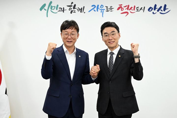 [안산=뉴시스] 더불어민주당 김남국 의원(안산시갑)이 2일 이민근 안산시장(왼쪽)과 간담회를 마치고 기념촬영을 하고 있다. (사진=김남국 의원실 제공) 2026.07.03. photo@newsis.com *재판매 및 DB 금지