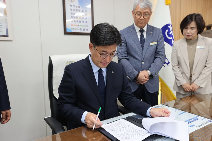 김명식 진천군수 1호 결재 모습. (사진=진천군 제공) *재판매 및 DB 금지