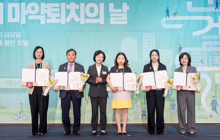 [서울=뉴시스] 한은영(오른쪽에서 세번째) 덕성여대 약학대학 교수가 '제40회 세계마약퇴치의 날 기념식' 행사에서 국무총리표창을 수상하고 기념 촬영을 하고 있다. (사진=덕성여대 제공) 2026.07.03. photo@newsis.com *재판매 및 DB 금지