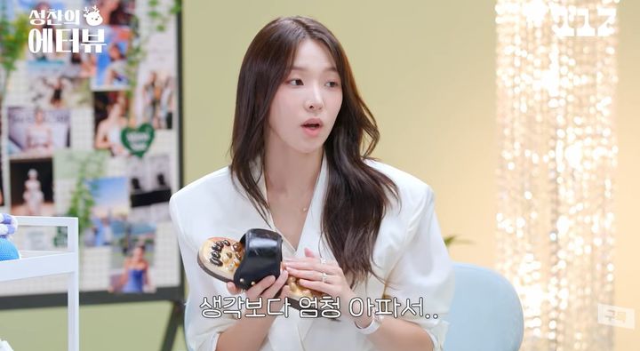 [서울=뉴시스]최미나수가 붓기 빼는 아이템을 공개하고 있다. (사진출처: 유튜브 '일일칠')2026.07.03