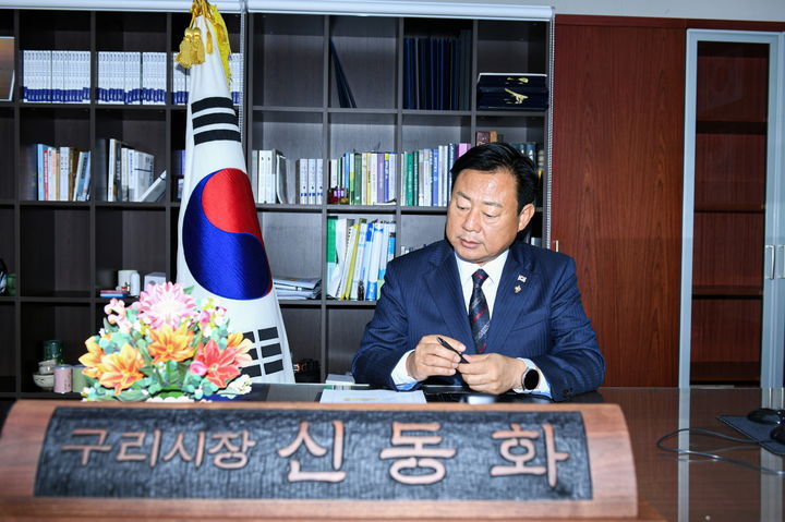 [구리=뉴시스] 신동화 경기 구리시장이 민선 9기 1호 결재로 통합돌봄 특화사업 제공기관 및 퇴원 환자 통합돌봄 연계 지원 업무협약 체결 계획을 결재하고 있다. (사진=구리시 제공) 2026.07.03. photo@newsis.com *재판매 및 DB 금지