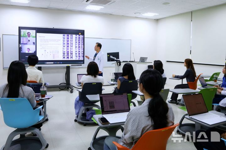 [서울=뉴시스] 김관창 이대서울병원 심장혈관흉부외과 교수 연구팀 AI 관련 회의. (사진= 이대서울병원 제공) 
