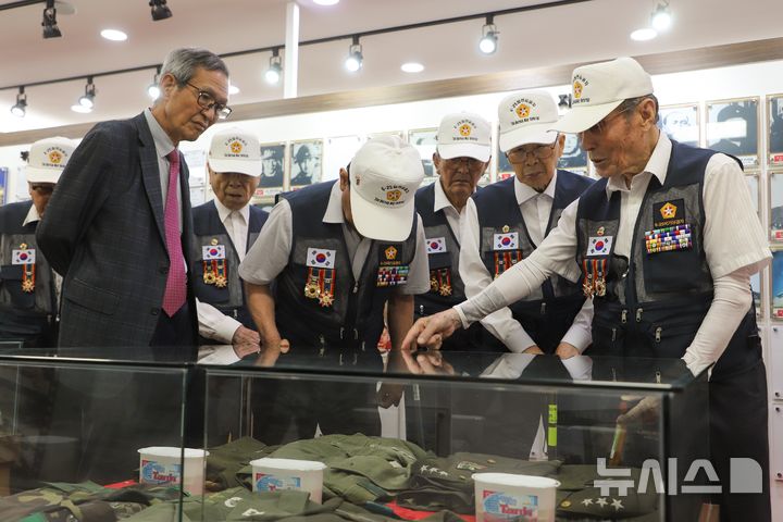 [양주=뉴시스]육군 제8기동사단 창설 77주년 기념행사에서 선배 전우들이 역사관을 관람하고 있다.(사진=육군 제8기동사단 제공)photo@newsis.com