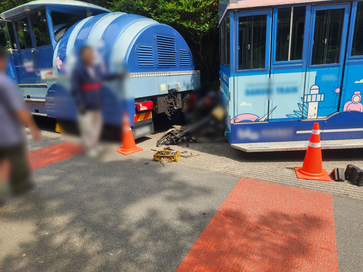 [부산=뉴시스] 3일 오전 부산 태종대 유원지에서 운행 중이던 관광열차 '다누비열차'가 벽면을 들이받아 승객 2명이 다쳤다. (사진=부산 영도경찰서 제공) 2026.07.03 photo@newsis.com *재판매 및 DB 금지