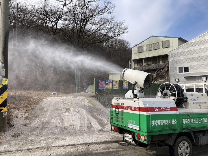 [안동=뉴시스] 3일 예천에서 구제역이 발생하자 경북도가 긴급 소독을 하고 있다. (사진=경북도 제공) 2026.07.03 photo@newsis.com *재판매 및 DB 금지
