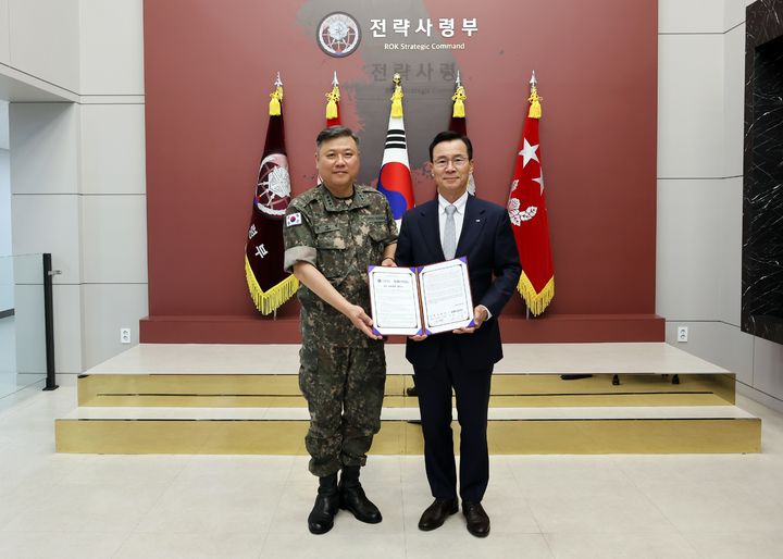 [서울=뉴시스] LIG디펜스앤에어로스페이스(LIG D&A)와 전략사령부가 전략적 파트너십 구축을 위한 업무협약을 체결했다. 사진은 체결식에서 신익현 LIG D&A 대표이사(오른쪽)와 박재열 전략사령관이 기념촬영을 하는 모습. (사진=LIG D&A 제공) photo@newsis.com *재판매 및 DB 금지