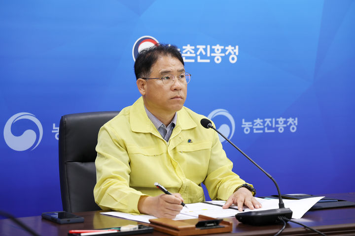 [세종=뉴시스] 농촌진흥청이 3일 본청 영농종합상황실에서 전국 도 농업기술원과 특·광역시 농업기술센터 재해 담당관이 참여하는 영상회의를 열고 지역별 농업재해 예방 대책 추진 상황을 점검하고 있다. (사진=농진청 제공) *재판매 및 DB 금지