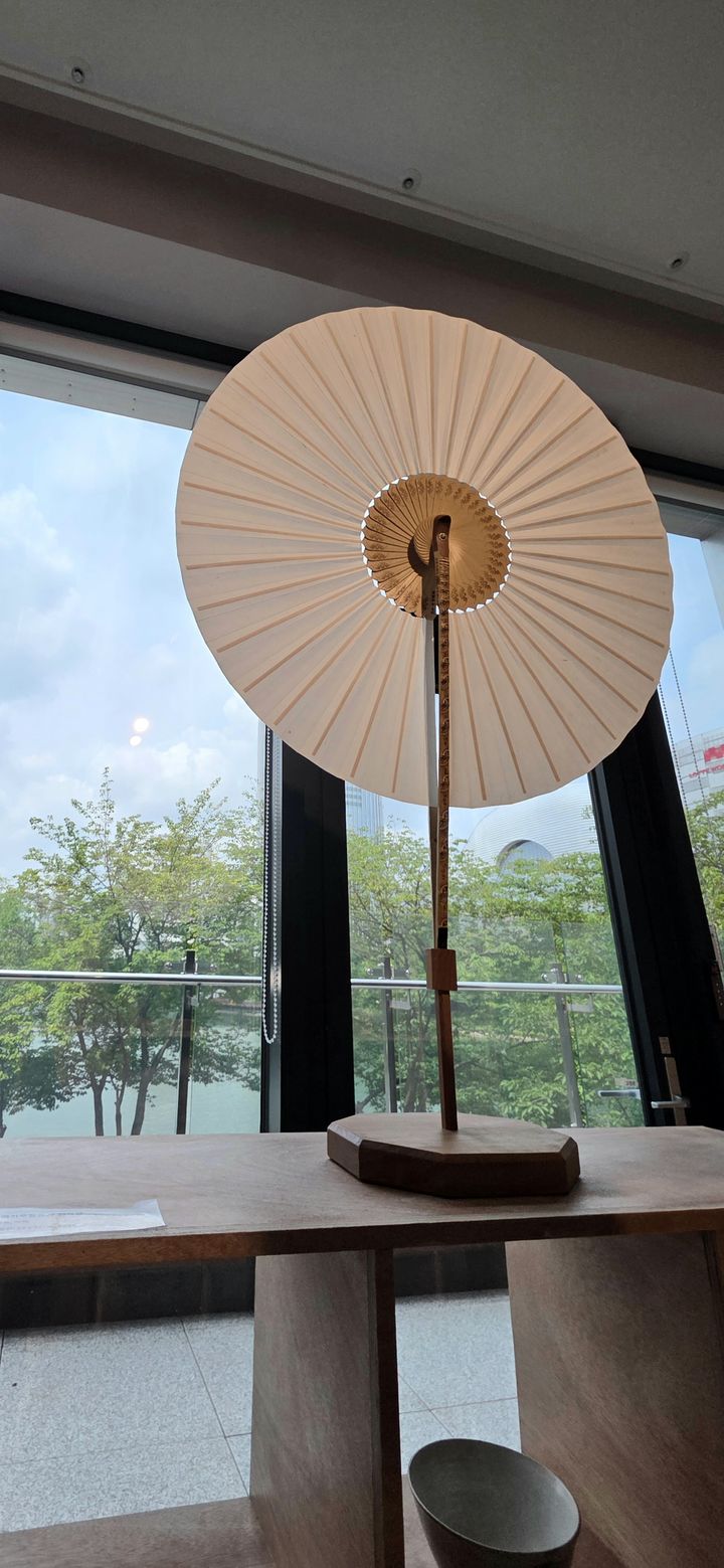 [사진=박현주 미술전문기자] 더갤러리호수에서 열리고 있는 K-헤리티지 아트전 '미백(未白)' 전시에 선보인 김동식 국가무형유산 선자장의 흰색백접윤선.. 대나에 일일이 파서 장식한 부채로 눈길을 끈다. 2026.07.03. hyun@newsis.com *재판매 및 DB 금지