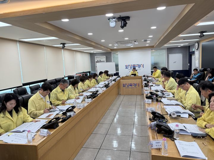 [화성=뉴시스] 윤성진 경기 화성시 제1부시장이 2일 시청 재난안전상황실에서 여름철 재난안전대책 종합 점검회의를 주재하고 있다. (사진=화성시 제공) 2026.07.03. photo@newsis.com *재판매 및 DB 금지