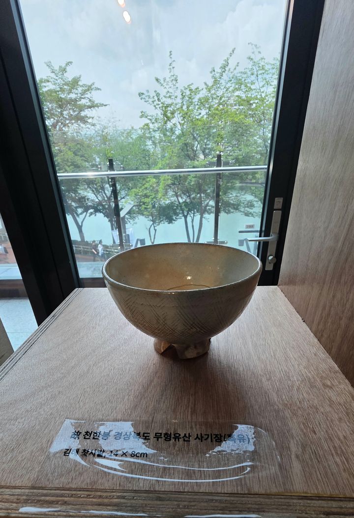 [사진=박현주 미술전문기자] 더갤러리호수에서 열리고 있는 K-헤리티지 아트전 '미백(未白)' 전 1층 전경. 고 천한봉 경상북도 무형유산 사지장 김해 찻사발. 2026.07.03. hyun@newsis.com *재판매 및 DB 금지