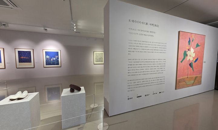 [사진=박현주 미술전문기자] 더갤러리호수에서 열리고 있는 K-헤리티지 아트전 '미백(未白)' 전 전경. 2026.07.03. hyun@newsis.com *재판매 및 DB 금지