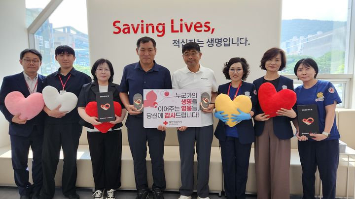[전남광주=뉴시스] 대한적십자사 전남광주통합특별시혈액원이 지난 2일 지역 내 헌혈 유공자에게 감사 뜻을 전하는 '유공자의 집 명패 전달식'을 열고 기념촬영을 하고 있다. (사진=혈액원 제공) 2026.07.03. photo@newsis.com *재판매 및 DB 금지