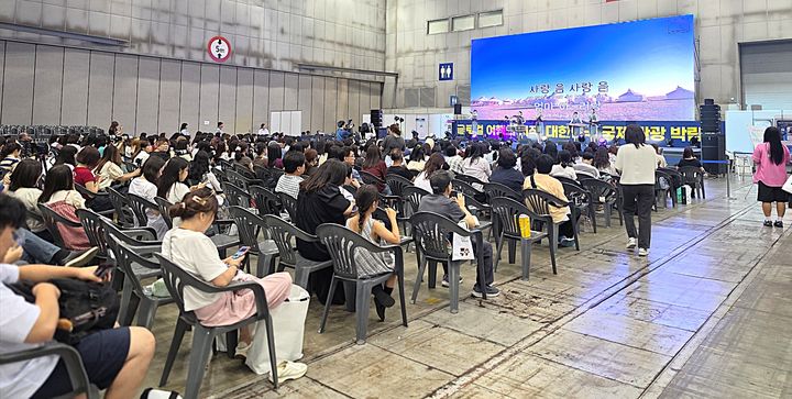 [평창=뉴시스] 킨텍스 '2026 고향사랑기부 페스티벌'현장에서 방문객들이 이벤트에 참여하고 있다. (사진=평창군 제공) 2026.07.03. photo@newsis.com *재판매 및 DB 금지