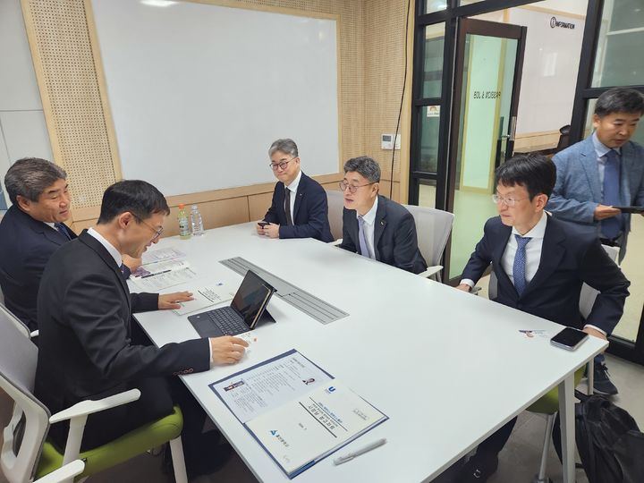 [울산=뉴시스] 김상욱 울사시장이 3일 경상국립대학교 칠암캠퍼스에서 열린 '영남권 첨단산업 발전비전 보고회'에 참석해 기업의 대규모 투자에 행정적 지원을 아끼지 않겠다고 약속했다. (사진= 울산시 제공) 2026.07.03.photo@newsis.com *재판매 및 DB 금지