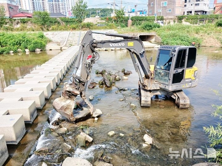 [의정부=뉴시스] 징검다리 통수 지장물 집중 정비. (사진=의정부시 제공) 2026.07.03 photo@newsis.com