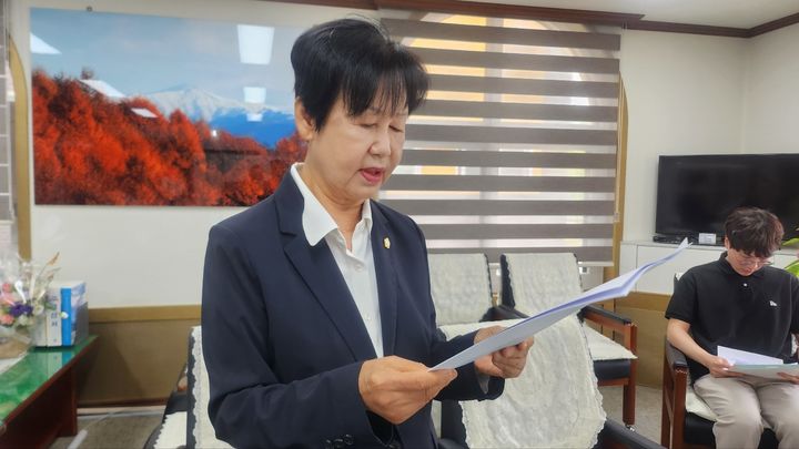 [함양=뉴시스] 서희원 기자= 함양군의회 임채숙 의장이 3일 의장실에서 간담회를 통해 더불어민주당 입당에 따른 입장문을 전하고 있다. 2026. 07. 04. shw1881@newsis.com *재판매 및 DB 금지