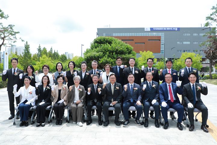 [세종=뉴시스] 제5대 세종시의회 개원식 후 참석자들이 기념 사진을 찍고 있다.(사진=세종시의회).2026.07.03. photo@newsis.com. *재판매 및 DB 금지