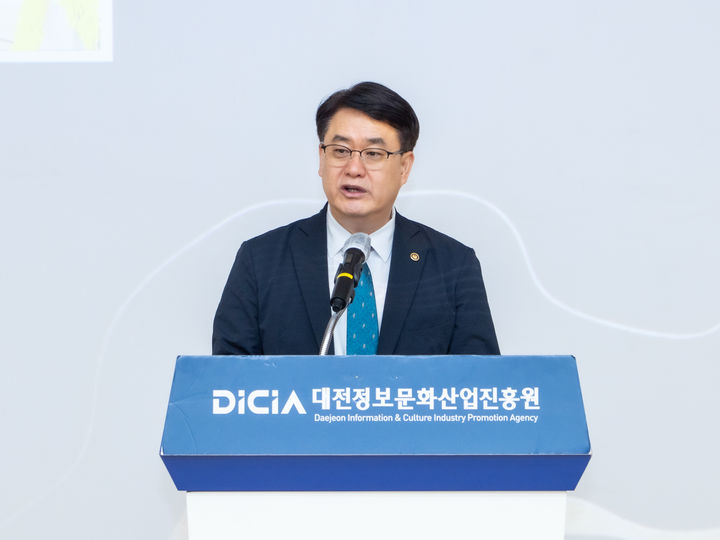 [서울=뉴시스] 개인정보보호위원회는 3일 오후 대전정보문화산업진흥원 내 가명정보 활용 지원센터에서 대전 지역 공공기관과 민간기업 등을 대상으로 '찾아가는 개인정보 현장 교육·컨설팅'을 열었다고 밝혔다. 이정렬 개인정보위 부위원장이 인사말을 하고 있다. 2026.07.03. (사진=개인정보보호위원회 제공) *재판매 및 DB 금지