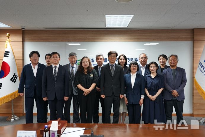 [서울=뉴시스] 송상교 진실·화해를위한과거사정리위원회(진실화해위) 위원장과 위원들이 3일 서울 중구 진실화해위 대회의실에서 열린 제1차 위원회 회의를 마친 뒤 기념촬영을 하고 있다. (사진=진실화해위 제공) 2026.07.03. photo@newsis.com