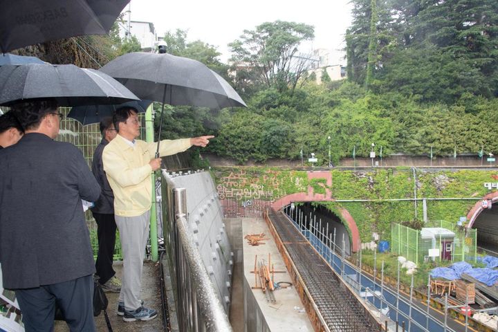 [부산=뉴시스] 김태석 부산 사하구청장이 괴정동 대티터널을 찾아 현장점검을 하고 있다. (사진=부산 사하구청 제공) 2026.07.03 photo@newsis.com *재판매 및 DB 금지