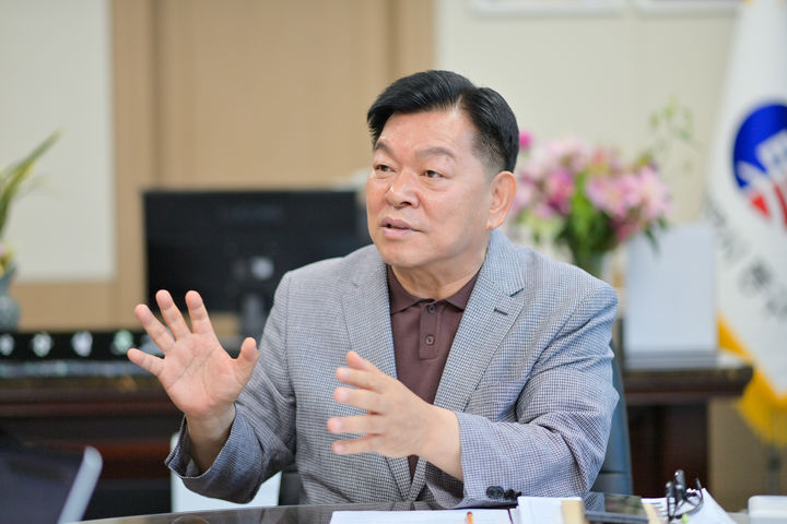 [부산=뉴시스] 강철호 부산 동구청장이 지난 3일 집무실에서 뉴시스와 인터뷰하고 있다. (사진=부산 동구청 제공) 2026.07.04. photo@newsis.com *재판매 및 DB 금지