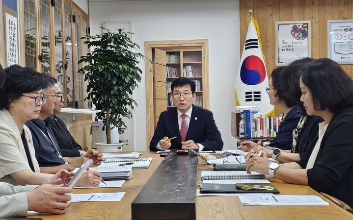 윤건영 충북교육감이 3일 집무실에서 기획회의를 주재하고 있다. *재판매 및 DB 금지