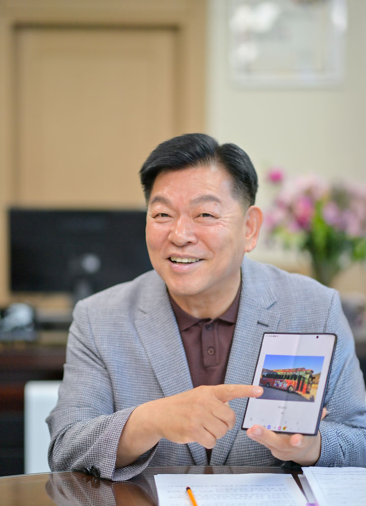 [부산=뉴시스] 강철호 부산 동구청장이 지난 3일 집무실에서 진행된 뉴시스와의 인터뷰에서 내년 3월부터 부산에서 운영될 '관광 트롤리버스'의 아이디어가 된 안동 트롤리버스 사진을 들어 보이고 있다. (사진=부산 동구청 제공) 2026.07.04. photo@newsis.com *재판매 및 DB 금지