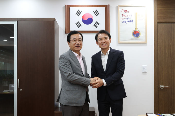 최현덕 남양주시장이 남양주시청을 찾은 이현재 하남시장을 맞이하고 있다. (사진=남양주시 제공) photo@newsis.com *재판매 및 DB 금지