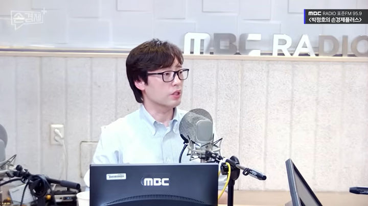 [인천=뉴시스] 최유리 인턴기자 = 신승관 교수가 지난해 한 팟캐스트 채널에 출연해 설명하는 모습. (YouTube 손에잡히는경제 채널 캡쳐) *재판매 및 DB 금지