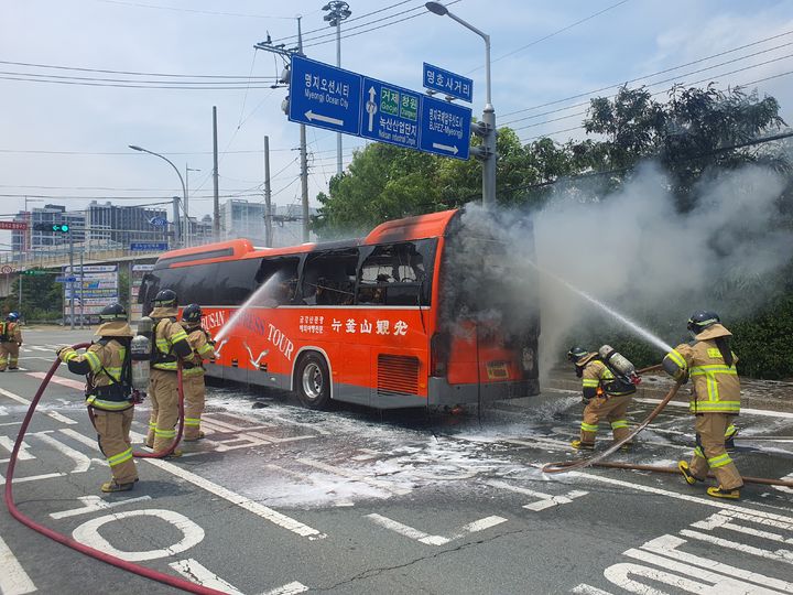 [부산=뉴시스] 3일 오후 부산 강서구의 한 도로를 달리던 45인승 통근버스에서 불이 났다. (사진=부산소방재난본부 제공) 2026.07.03 photo@newsis.com *재판매 및 DB 금지
