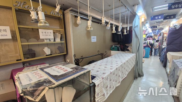 [서울=뉴시스]김가영 인턴기자=2일 오후 서울 중구 남대문 지하수입상가의 한 점포에 '임대 문의' 안내문이 붙어 있다. 2026.07.02. photo@newsis.com