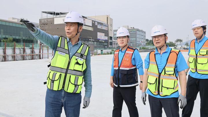 [서울=뉴시스] 김태승 코레일 사장(맨 왼쪽)이 3일 오후 ‘중앙선 도농∼양정 구간 철도복개 공사’ 현장에서 장마철 대비 안전을 점검하고 있다. 2026.07.03.(사진=코레일 제공)photo@newsis.com *재판매 및 DB 금지