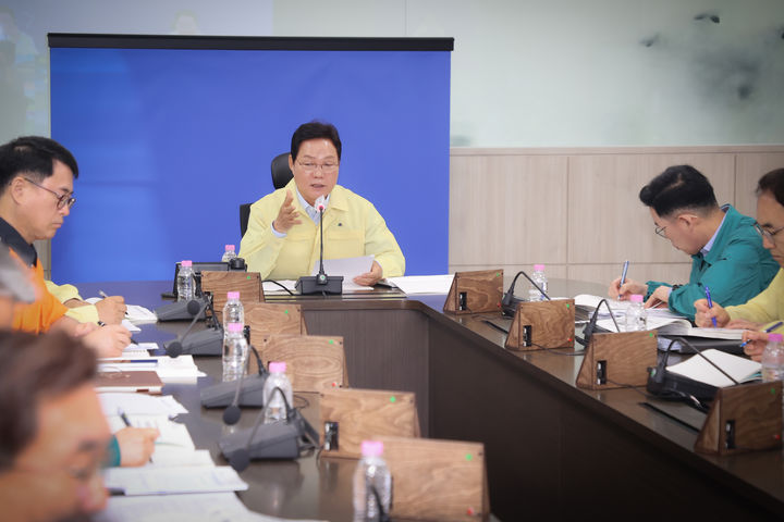 [창원=뉴시스] 박완수 경남도지사가 지난달 18일 여름철 풍수해 및 폭염 대책 보고회를 주재하고 있는 모습. (사진=경남도 제공) 2026.07.03. photo@newsis.com *재판매 및 DB 금지