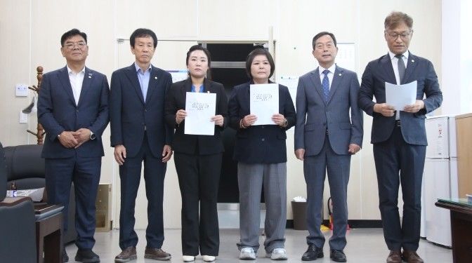 [경산=뉴시스] 더불어민주당 경산시의원 전원(6명)은 3일 경산시청에서 기자회견을 열고 국민의힘 주도의 2일 의장단 선출과 상임위 구성에 대해 규탄하는 성명을 발표했다. (사진=뉴시스 DB). photo@newsis.com *재판매 및 DB 금지