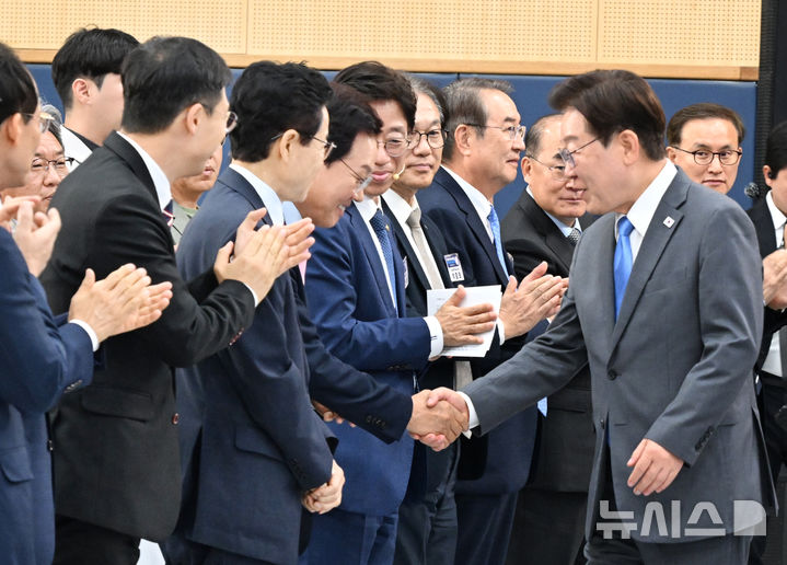 [진주=뉴시스] 박완수 경남도지사가 3일 오후 진주시 경상국립대학교 칠암캠퍼스 체육관에서 열린 '영남권 첨단산업 발전비전 국민보고회'에 참석해 이재명 대통령과 악수하고 있다. (사진=사진공동취재단 제공) 2026.07.03. photo@newsis.com