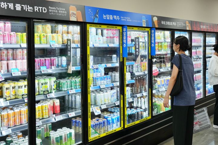 [서울=뉴시스] 서울시 송파구에 위치한 롯데마트 제타플렉스 잠실점에서 고객이 무알콜 주류를 구경하고 있다. 롯데마트의 논알콜 주류 매출 신장률은 2024년 23.7%, 2025년 11.4%에 이어 올해 상반기 25.4%를 기록했다. (사진=롯데마트 제공) 2026.07.05. *재판매 및 DB 금지