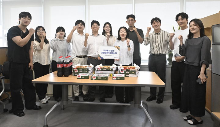 李대통령, 중동전쟁 대응 힘쓴 재경부에 피자 쐈다