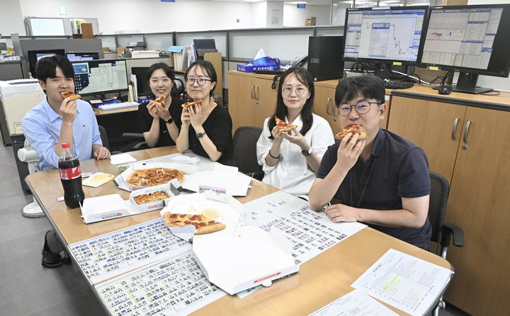 李대통령, 중동전쟁 대응 힘쓴 재경부에 피자 쐈다
