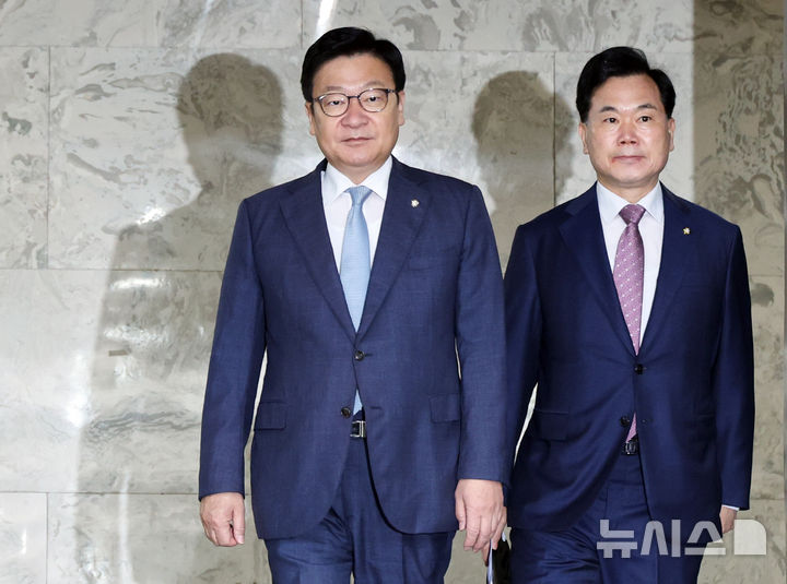 [서울=뉴시스] 최진석 기자 = 정점식 국민의힘 원내대표가 3일 여의도 국회에서 열린 원내대책회의에 입장하고 있다. 2026.07.03. myjs@newsis.com