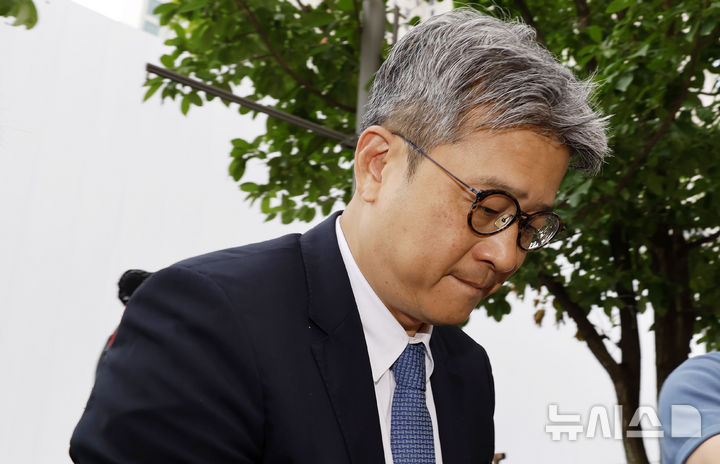 [과천=뉴시스] 김혜진 기자 = 김건희 여사가 연루된 '도이치모터스 주가조작 사건 수사 무마' 의혹으로 기소된 이창수 전 서울중앙지검장 측이 첫 재판에서 혐의를 부인했다. 사진은 이 전 지검장이 7월 3일 경기 과천시 2차 종합특검 사무실에 피의자 조사를 받기 위해 출석하고 있는 모습. 2026.09.29. jini@newsis.com