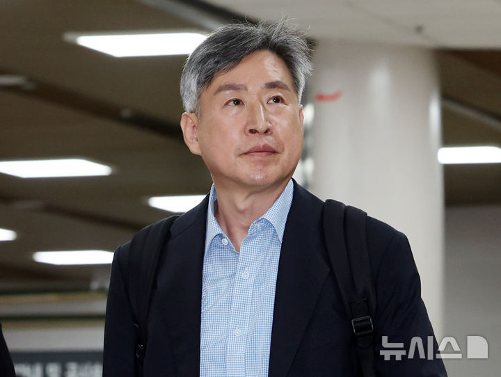 [서울=뉴시스] 이영환 기자 = 12·3 비상계엄 당시 해양경찰이 가담했다는 의혹과 관련해 재판에 넘겨진 김종욱 전 해양경찰청장과 안성식 전 기획조정관이 혐의를 전부 부인했다. 김 전 청장이 지난 7월 3일 오전 서울 서초구 서울중앙지방법원에서 열린 구속 전 피의자 심문(영장실질심사)에 출석하고 있다. 2026.10.07. 20hwan@newsis.com