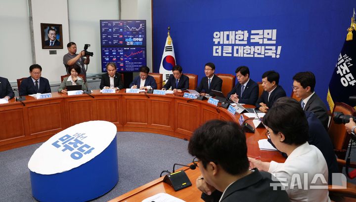 [서울=뉴시스] 고범준 기자 = 한병도 더불어민주당 대표 직무대행 겸 원내대표가 3일 서울 여의도 국회에서 열린 최고위원회의에서 발언하고 있다. 2026.07.03. bjko@newsis.com